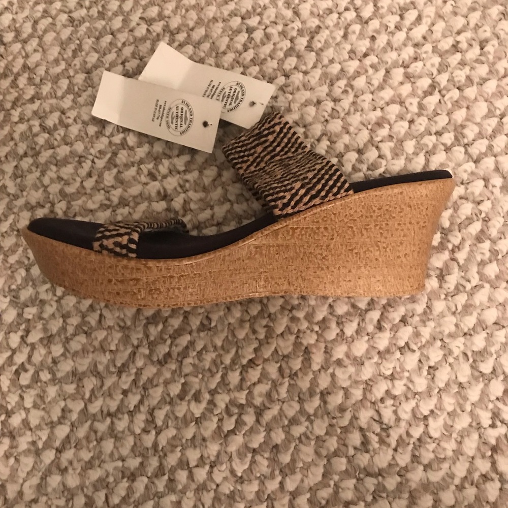 NWT wedge sandal - Picture 3 of 3